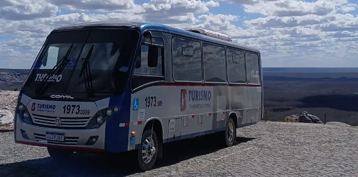 Ônibus com vista panorâmica para o mar