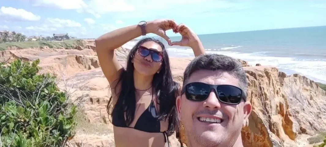 Casal em passeio pelas falésias