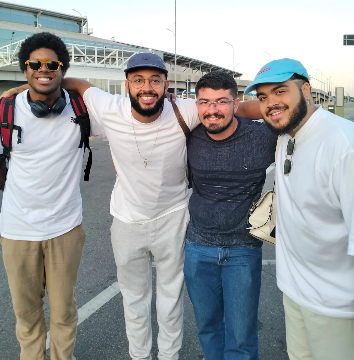 Clientes sendo recepcionados no aeroporto