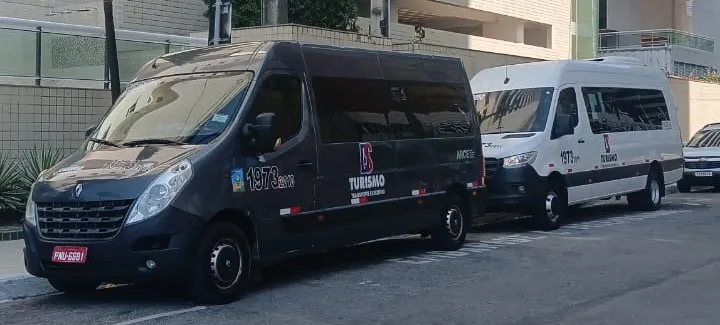 Frota estacionada próxima à praia