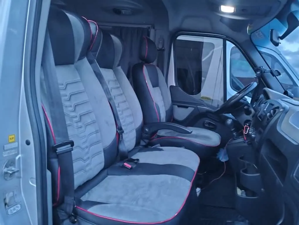 Vista interna do para-brisa do micro-ônibus