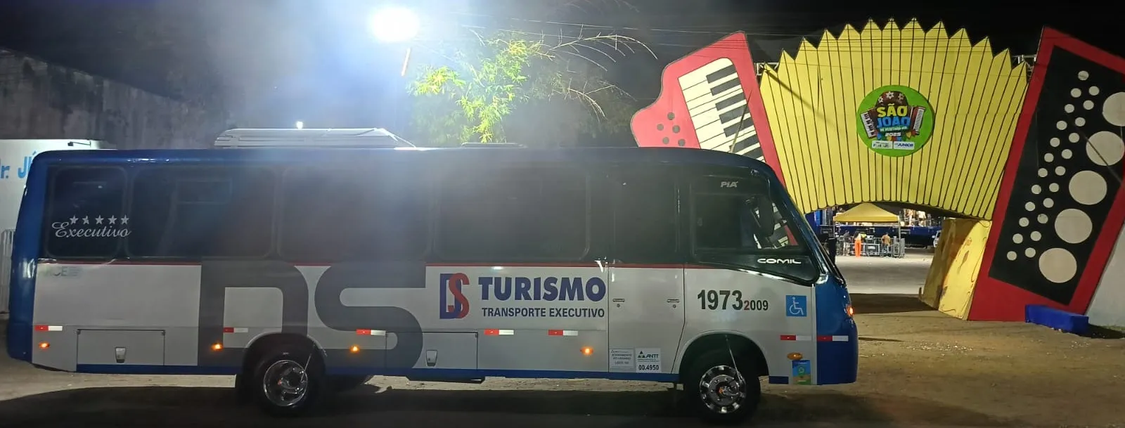 Micro-ônibus em evento de São João