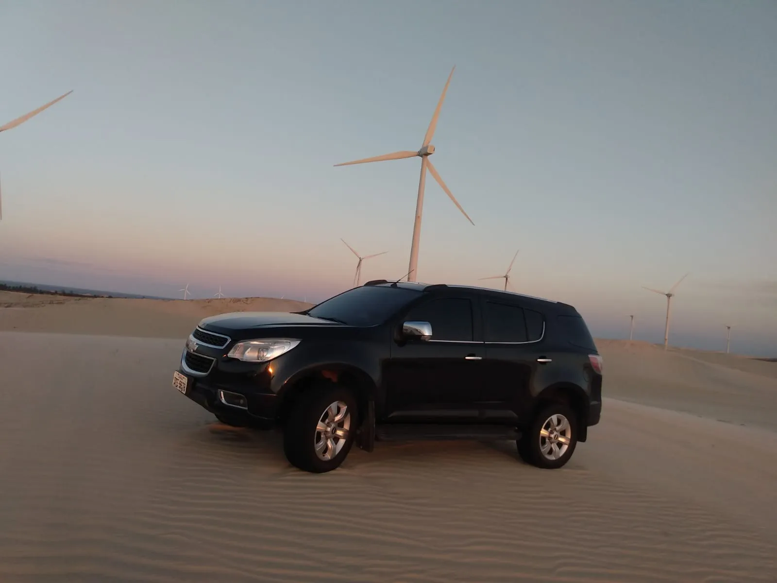 SUV 4x4 em passeio pelas dunas