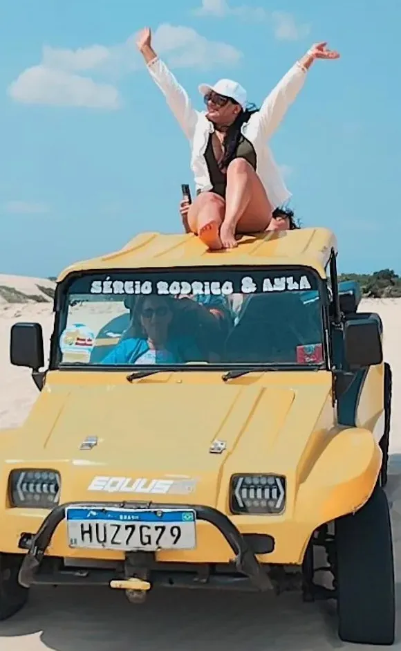 Turista em buggy amarelo clássico