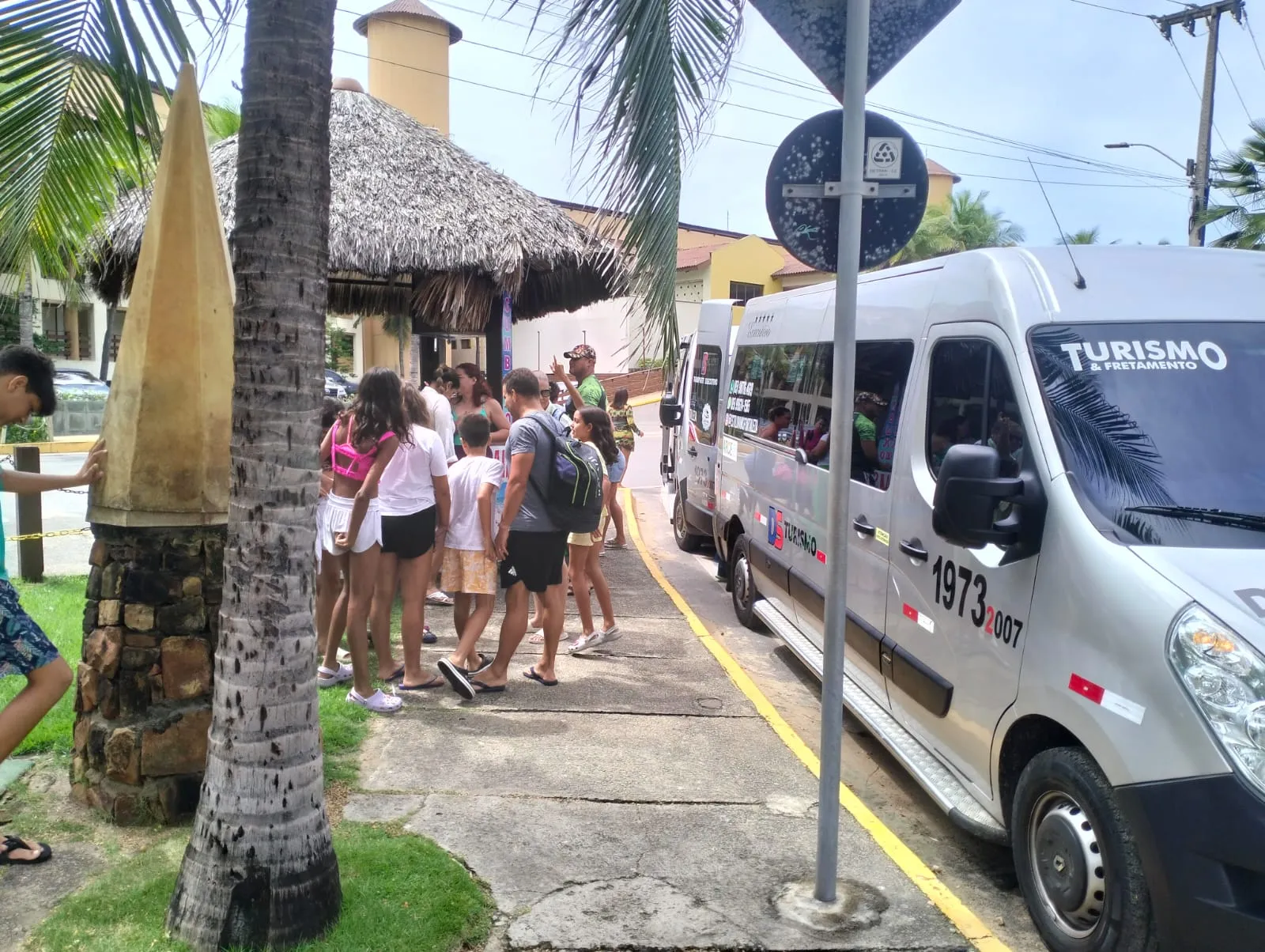 Turistas em pontos turísticos locais