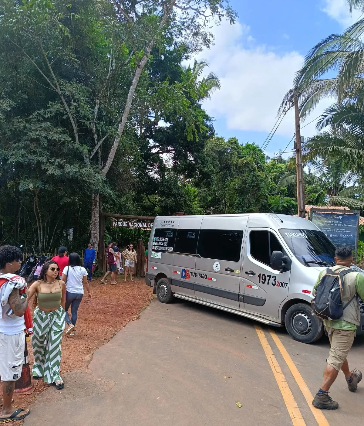 Grupo de turistas visitando o parque