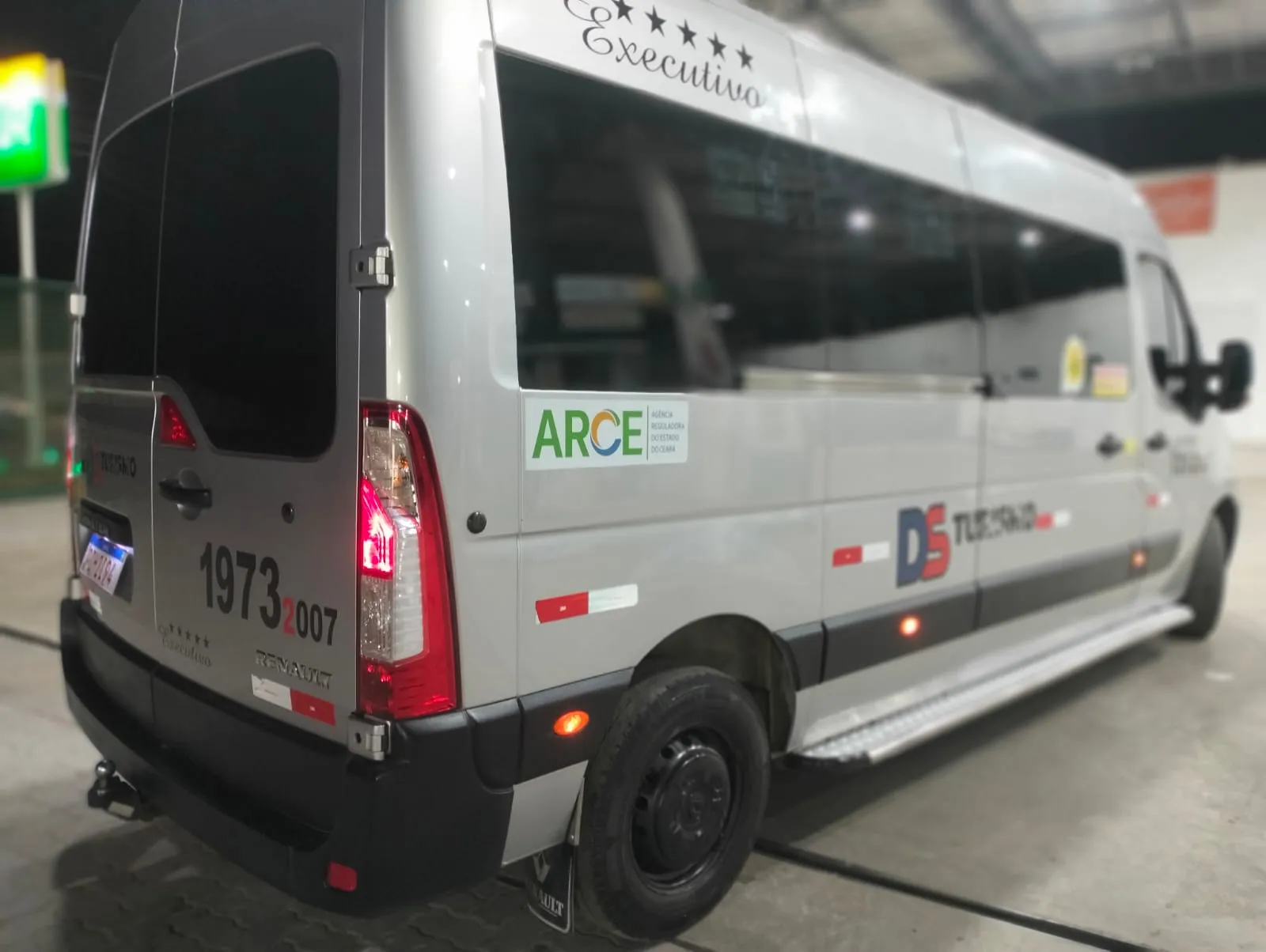 Van executiva com selo ARCE