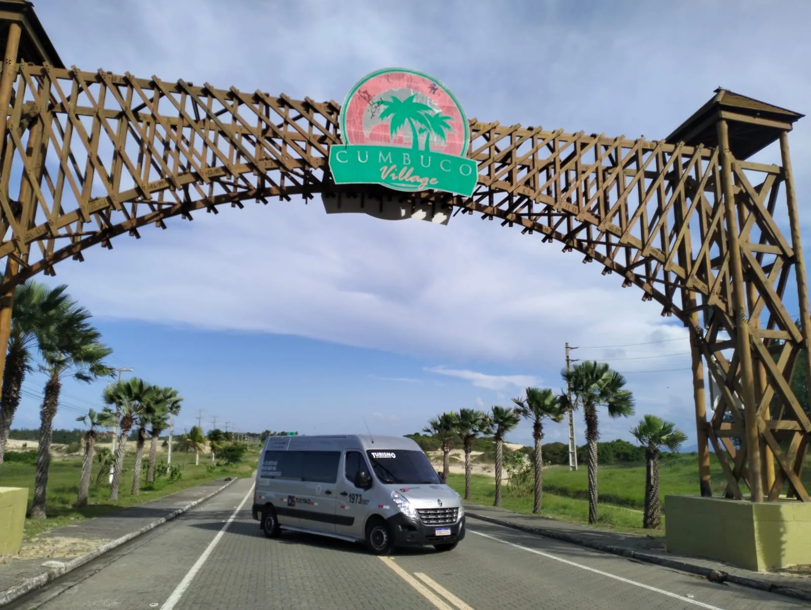 Van na entrada da Praia do Cumbuco