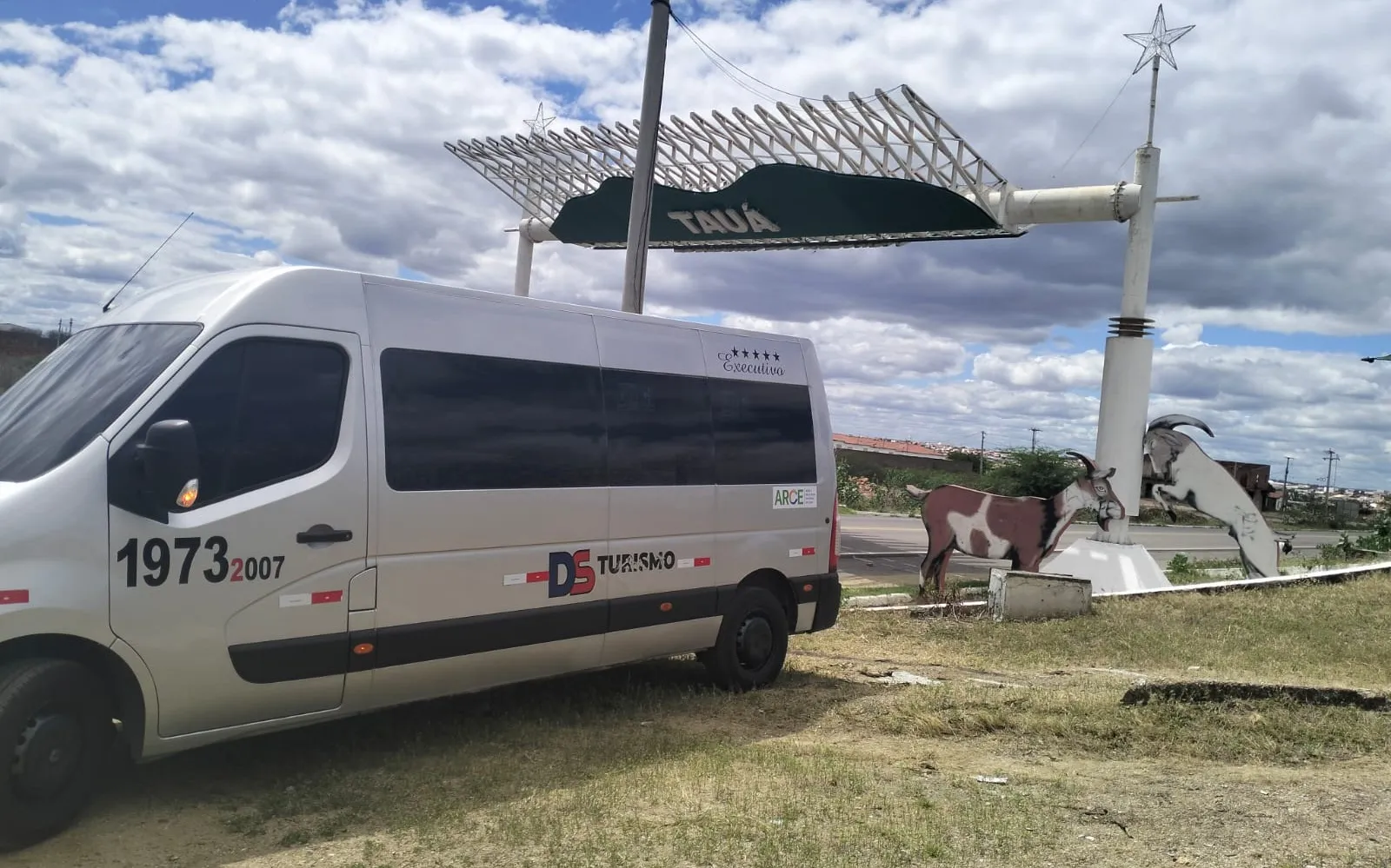 Van chegando ao destino turístico