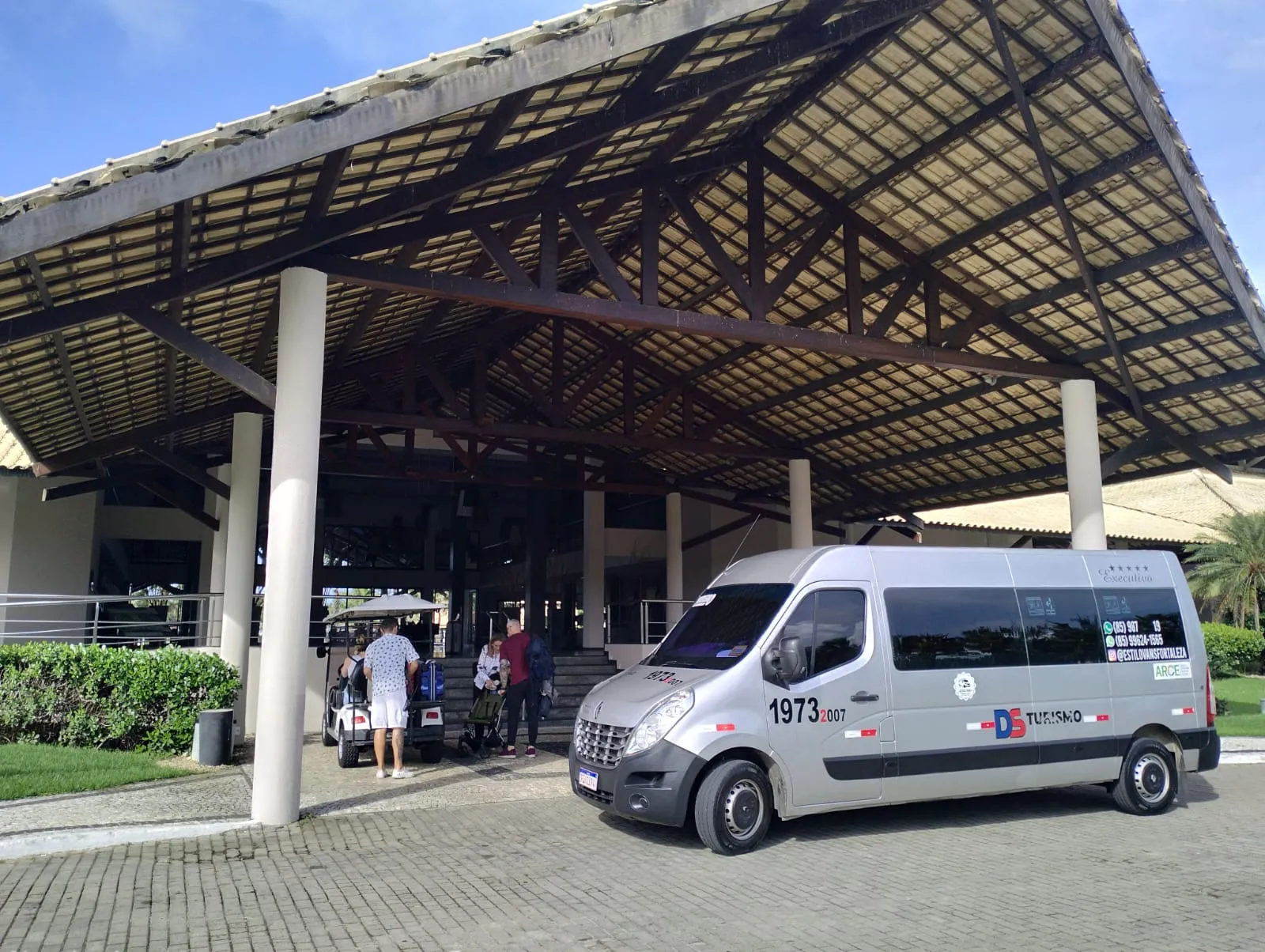 Van realizando embarque em hotel