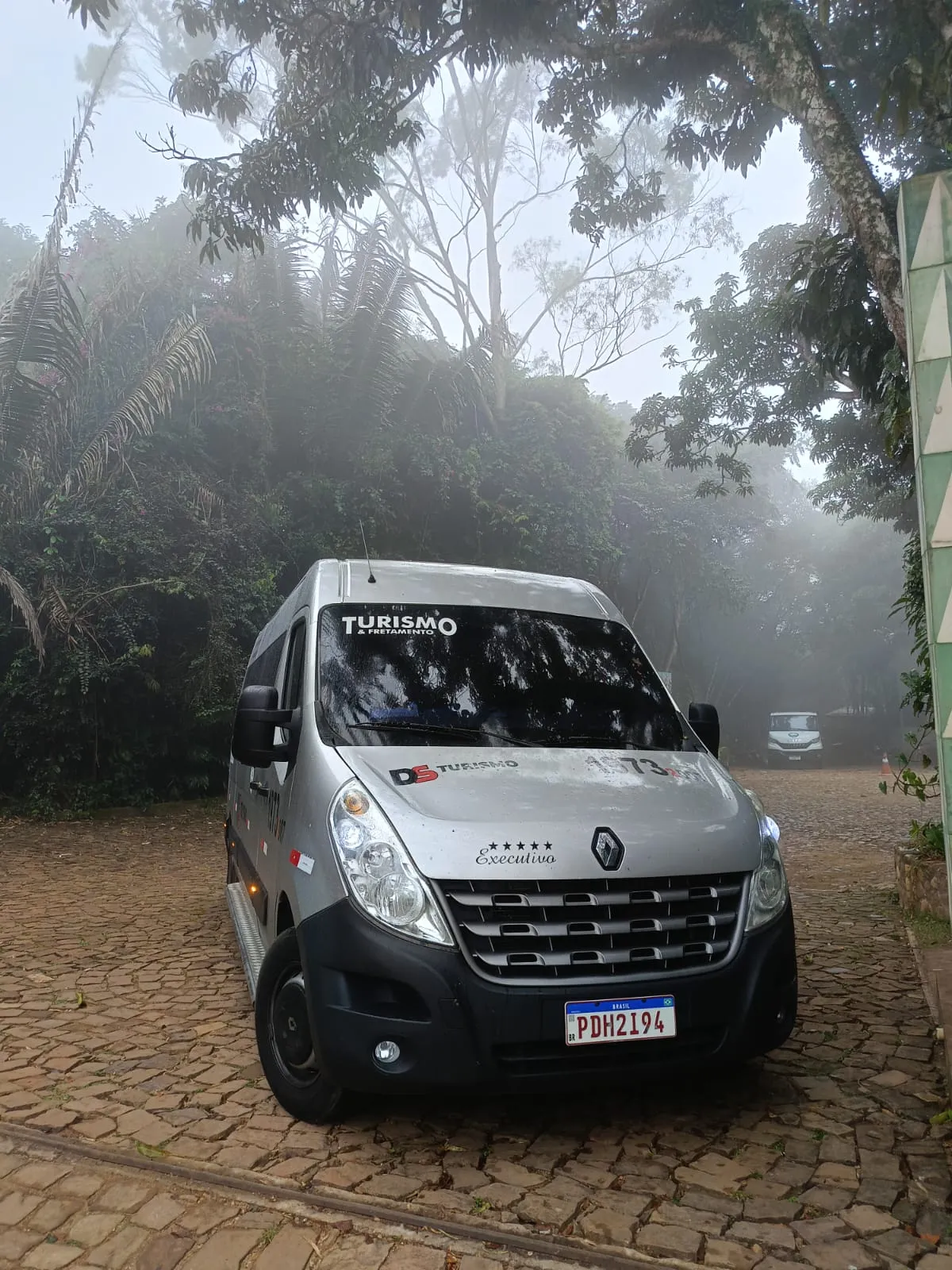 Van em condições de neblina na serra