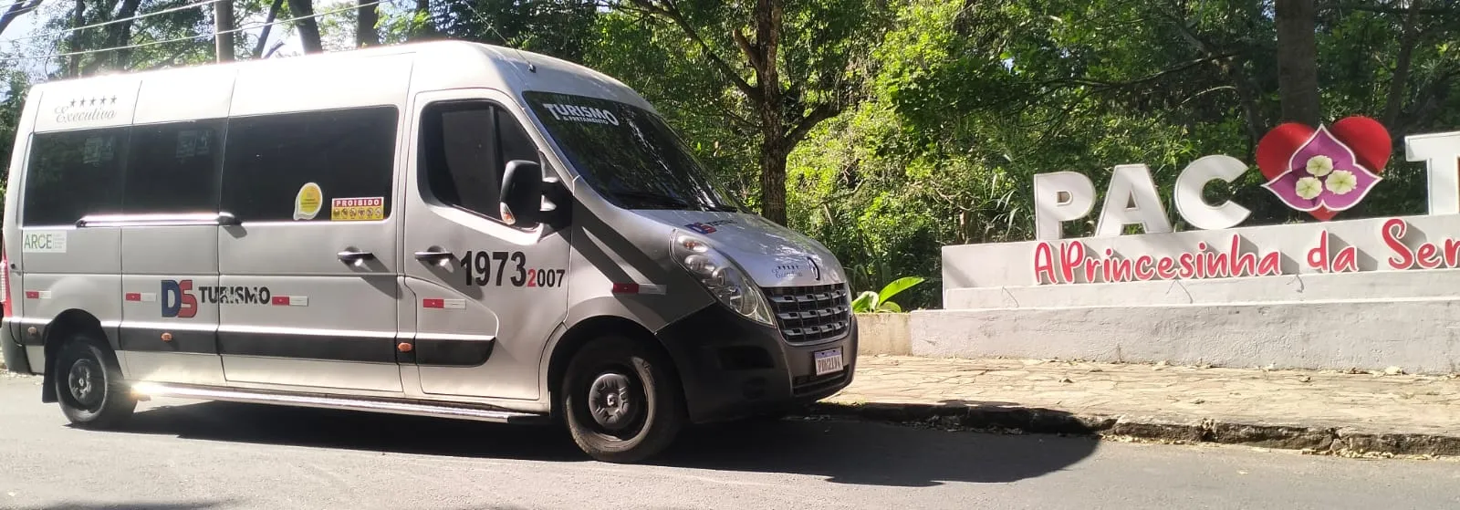 Van em rota de passeio turístico