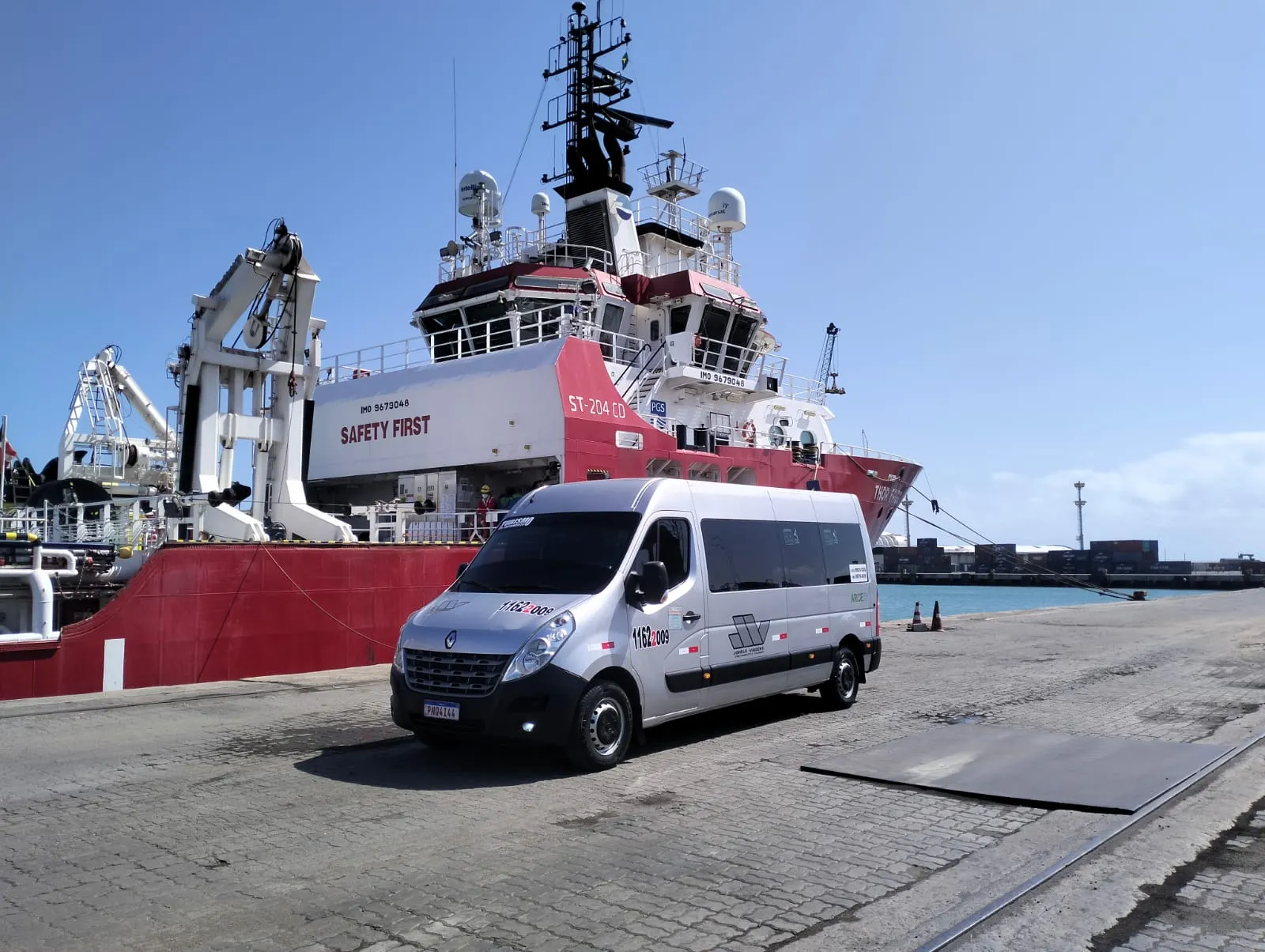 Van em serviço no porto