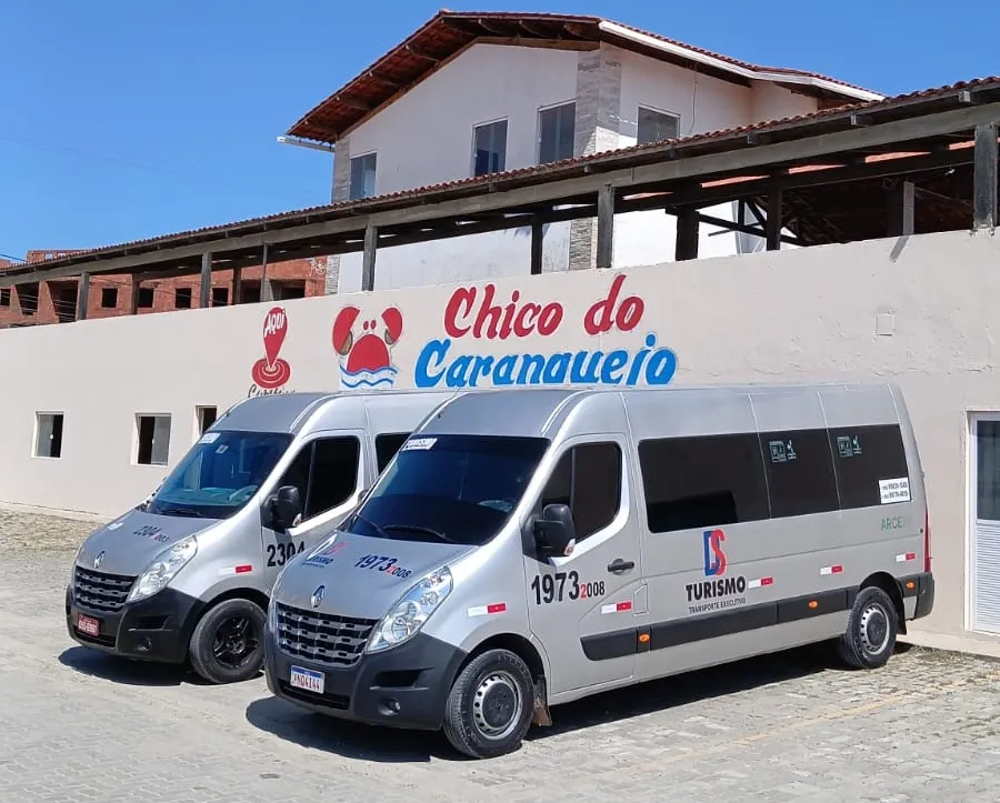 Vans na estátua do caranguejo gigante