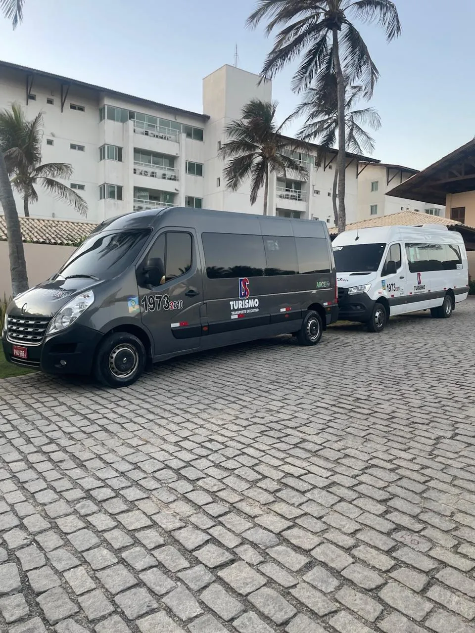 Vans da DS Turismo em resort