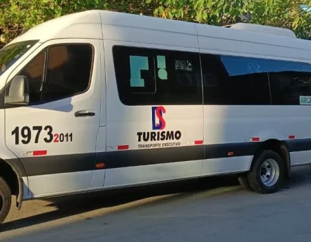 Van branca de Transporte com Carretinha para bagagens extras