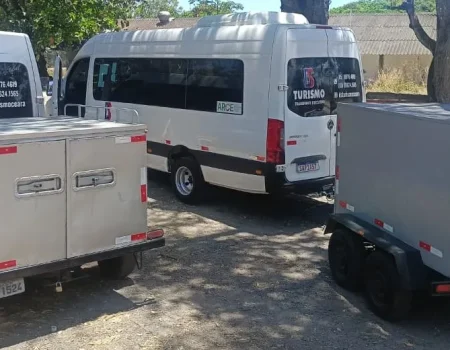 Vans com Carretas Baús para Logística